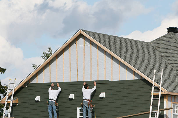 Professional Emergency Siding Repair technician working in Skokie, IL